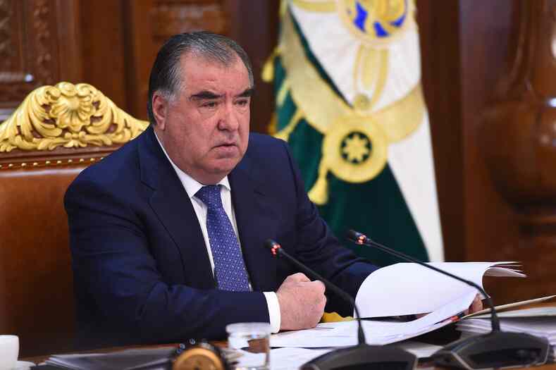 Президент Таджикистана подписал Закон, запрещающий размещать опасные производства в зоне ледников